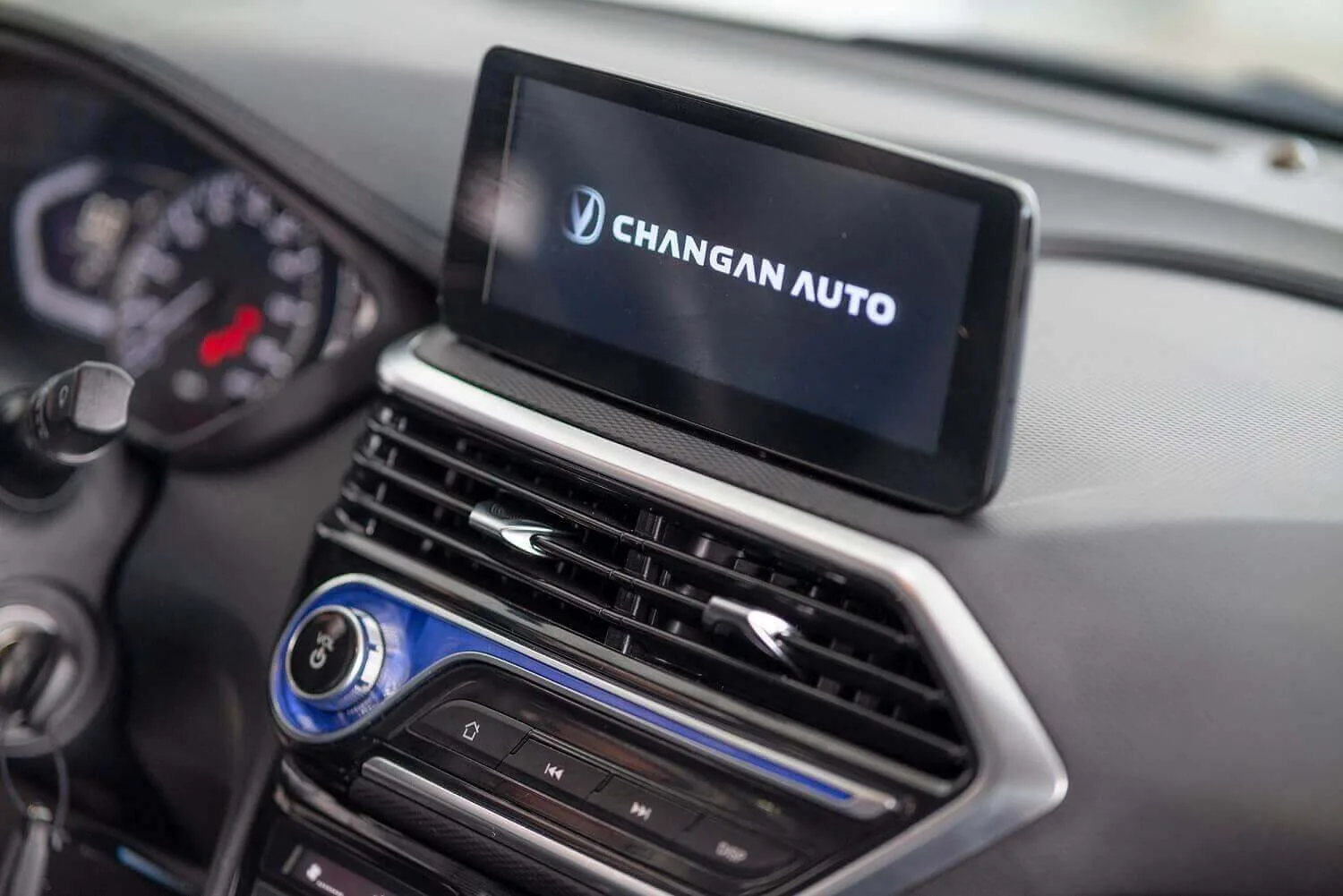 Alsvin Changan pantalla encendida